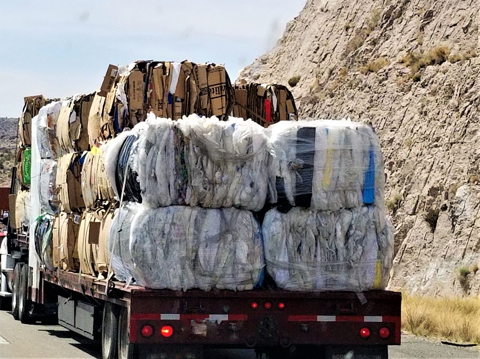 caminhão contendo recicláveis