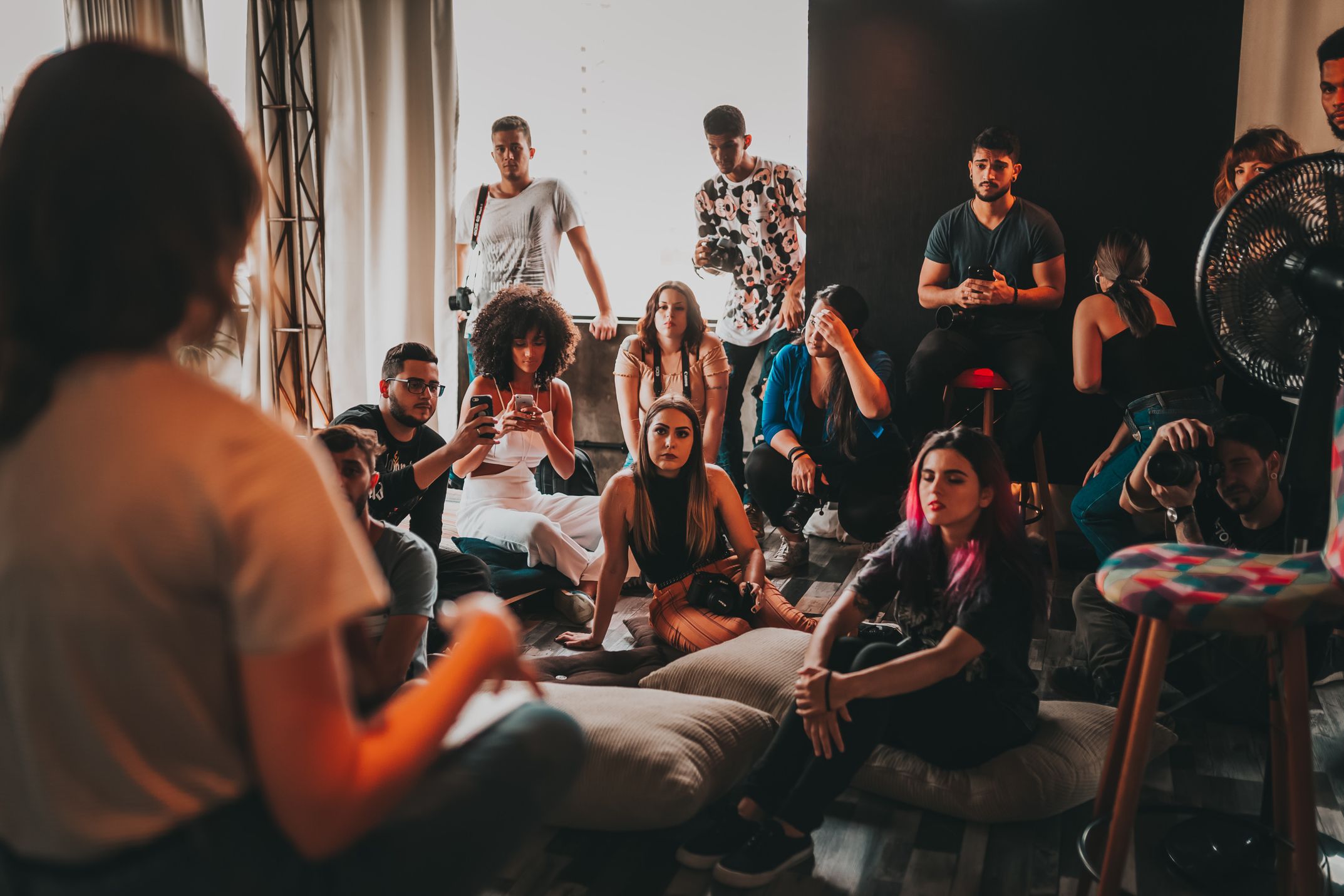 Grupo de pessoas no trabalho discutindo ideias