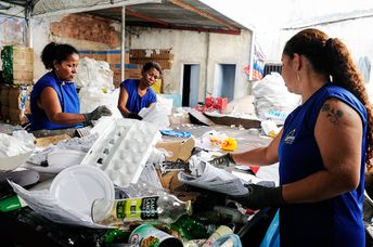 Grupo de pessoas trabalhando com separação de lixo