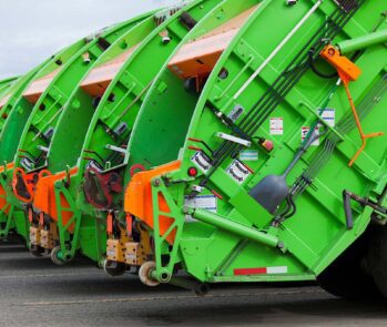 Fila de caminhões de coleta de resíduos sólidos com sistema hidráulico, utilizados para transporte de lixo urbano e industrial