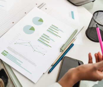 Preparação do relatório RAPP do IBAMA, com uma pessoa analisando gráficos de dados ambientais sobre uma mesa de trabalho.