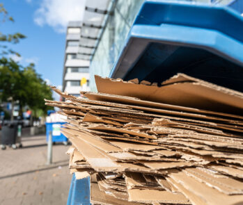 Papelão coletado para reciclagem, representando a matéria-prima para empresas gerarem renda com a venda do resíduo.
