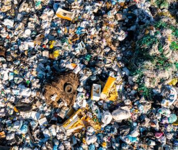 Acúmulo de resíduos sólidos, ilustrando o impacto ambiental que as empresas devem evitar com uma gestão correta.