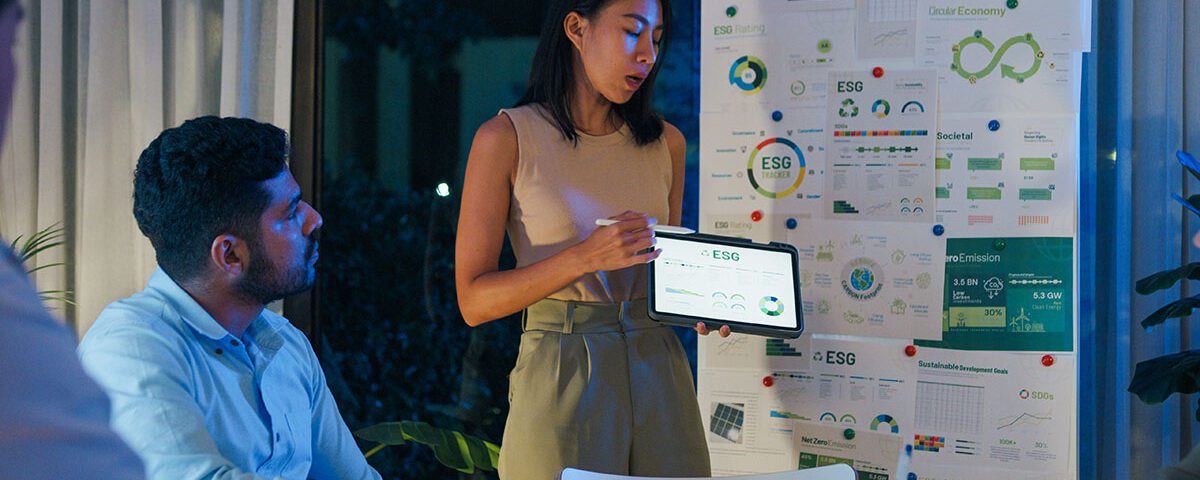 Profissional apresentando plano de gerenciamento de resíduos sólidos com foco em indicadores ESG, em reunião corporativa sobre sustentabilidade