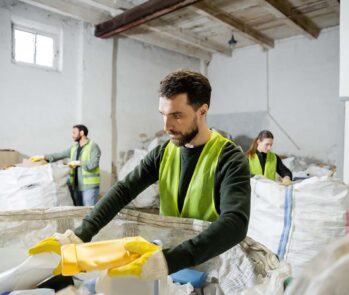 Equipe trabalhando na triagem de resíduos, ilustrando uma etapa essencial para alcançar as metas e objetivos da gestão.