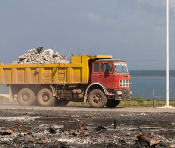 Caminhão transportando entulho e resíduos da construção civil para destinação ou disposição final ambientalmente adequada. Gestão de resíduos sólidos e sustentabilidade na construção.