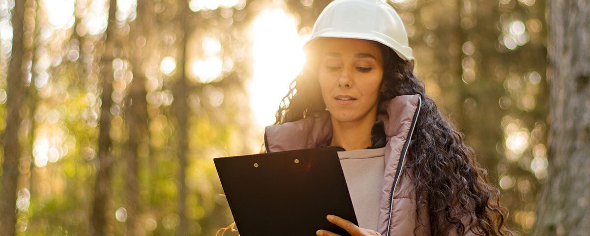 Profissional de meio ambiente realizando avaliação em floresta, simbolizando o processo de elaboração do EIA-RIMA — Estudo de Impacto Ambiental e Relatório de Impacto Ambiental.