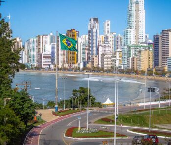Paisagem de Balneário Camboriú, representando o estado de Santa Catarina, onde o MTR é emitido pelo órgão estadual (IMA).