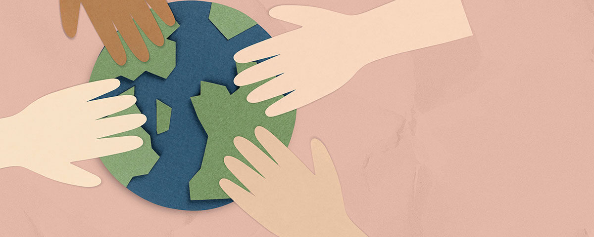 Ilustração de mãos de diferentes tons de pele unidas sobre o planeta Terra, representando os objetivos, princípios e reflexões da legislação ambiental brasileira.