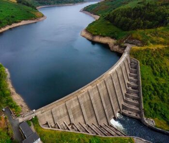 Imagem aérea de barragem em meio à vegetação, representando a gestão integrada e sustentável dos recursos hídricos conforme diretrizes da Lei 9.433/97.