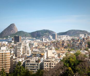 Vista panorâmica da cidade do Rio de Janeiro com destaque para o Pão de Açúcar e áreas urbanas, ilustrando o contexto da emissão do MTR pelo INEA-RJ na gestão de resíduos.