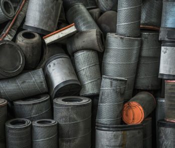 Pilha de filtros industriais usados, ilustrando normas aplicáveis aos locais de armazenamento de resíduos industriais e sua correta destinação.