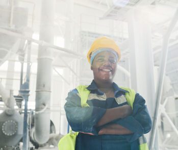 Profissional da indústria com capacete e colete de segurança, simbolizando a aplicação da Resolução CONAMA nº 430/11 e as mudanças na gestão de resíduos e efluentes.