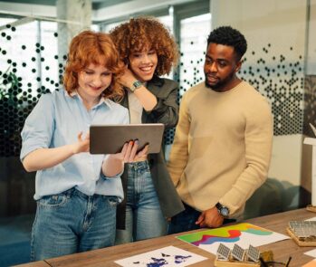 Geração de entulho em uma obra, com uma escavadeira recolhendo os resíduos da construção civil.