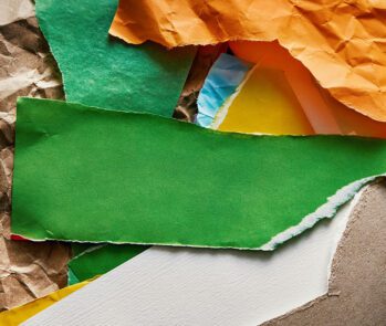 Papéis coloridos e recicláveis amassados e rasgados, representando resíduos de papel usados para venda ou reciclagem.