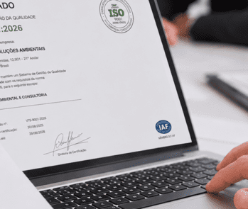 profissional analisando certificação ISO 14001:2026 em escritório