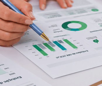 executivo apresentando dashboard de indicadores de auditoria ESG
